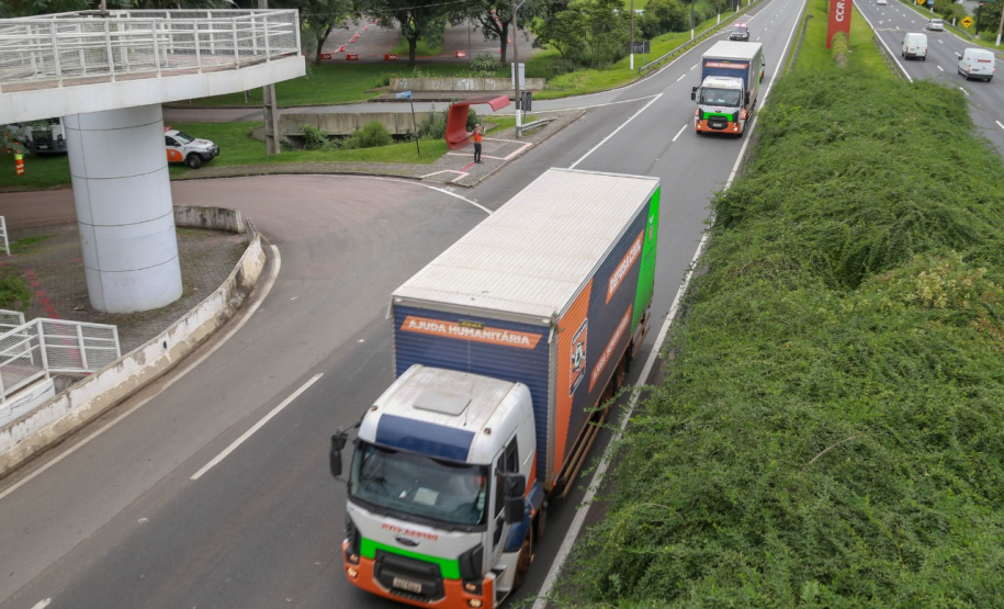 O Governo do Estado enviou 48 mil peças de roupas doadas por paranaenses para a população do Acre, atingida por fortes enchentes no mês passado. As doações foram feitas nas sedes do Corpo de Bombeiros a partir de uma ação conjunta do Poder Público e da sociedade civil. O envio foi nesta sexta-feira (19). Foto: Valdelino Pontes