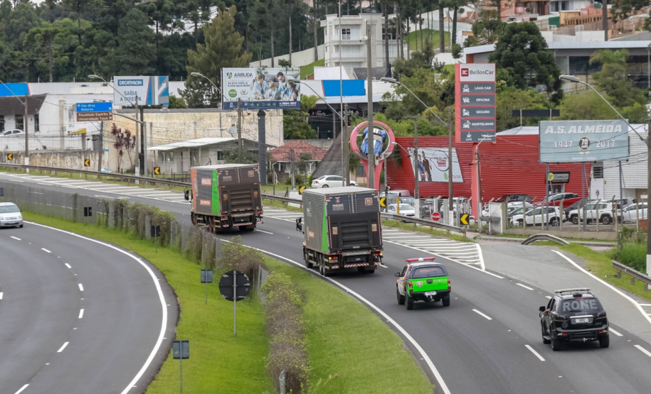 O Governo do Estado enviou 48 mil peças de roupas doadas por paranaenses para a população do Acre, atingida por fortes enchentes no mês passado. As doações foram feitas nas sedes do Corpo de Bombeiros a partir de uma ação conjunta do Poder Público e da sociedade civil. O envio foi nesta sexta-feira (19). Foto: Valdelino Pontes