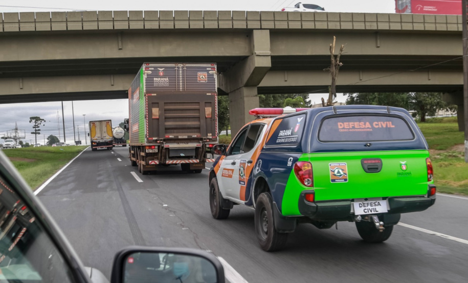 O Governo do Estado enviou 48 mil peças de roupas doadas por paranaenses para a população do Acre, atingida por fortes enchentes no mês passado. As doações foram feitas nas sedes do Corpo de Bombeiros a partir de uma ação conjunta do Poder Público e da sociedade civil. O envio foi nesta sexta-feira (19). Foto: Valdelino Pontes
