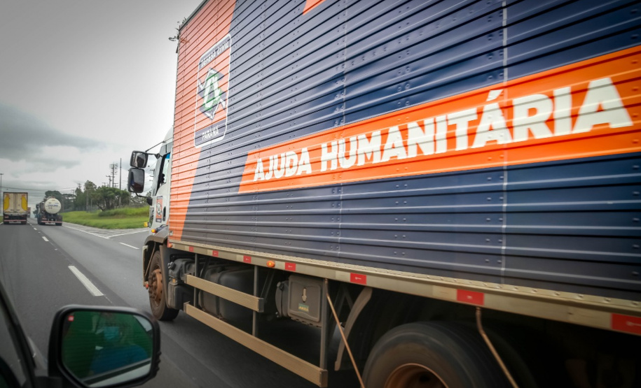 O Governo do Estado enviou 48 mil peças de roupas doadas por paranaenses para a população do Acre, atingida por fortes enchentes no mês passado. As doações foram feitas nas sedes do Corpo de Bombeiros a partir de uma ação conjunta do Poder Público e da sociedade civil. O envio foi nesta sexta-feira (19). Foto: Valdelino Pontes