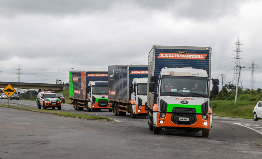 O Governo do Estado enviou 48 mil peças de roupas doadas por paranaenses para a população do Acre, atingida por fortes enchentes no mês passado. As doações foram feitas nas sedes do Corpo de Bombeiros a partir de uma ação conjunta do Poder Público e da sociedade civil. O envio foi nesta sexta-feira (19). Foto: Valdelino Pontes