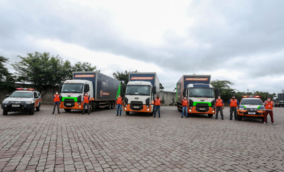 O Governo do Estado enviou 48 mil peças de roupas doadas por paranaenses para a população do Acre, atingida por fortes enchentes no mês passado. As doações foram feitas nas sedes do Corpo de Bombeiros a partir de uma ação conjunta do Poder Público e da sociedade civil. O envio foi nesta sexta-feira (19). Foto: Valdelino Pontes