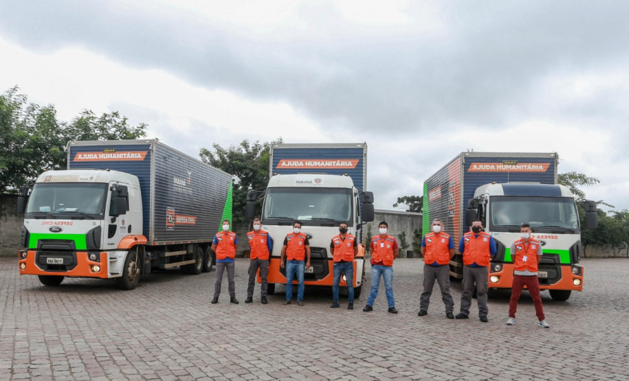 O Governo do Estado enviou 48 mil peças de roupas doadas por paranaenses para a população do Acre, atingida por fortes enchentes no mês passado. As doações foram feitas nas sedes do Corpo de Bombeiros a partir de uma ação conjunta do Poder Público e da sociedade civil. O envio foi nesta sexta-feira (19). Foto: Valdelino Pontes