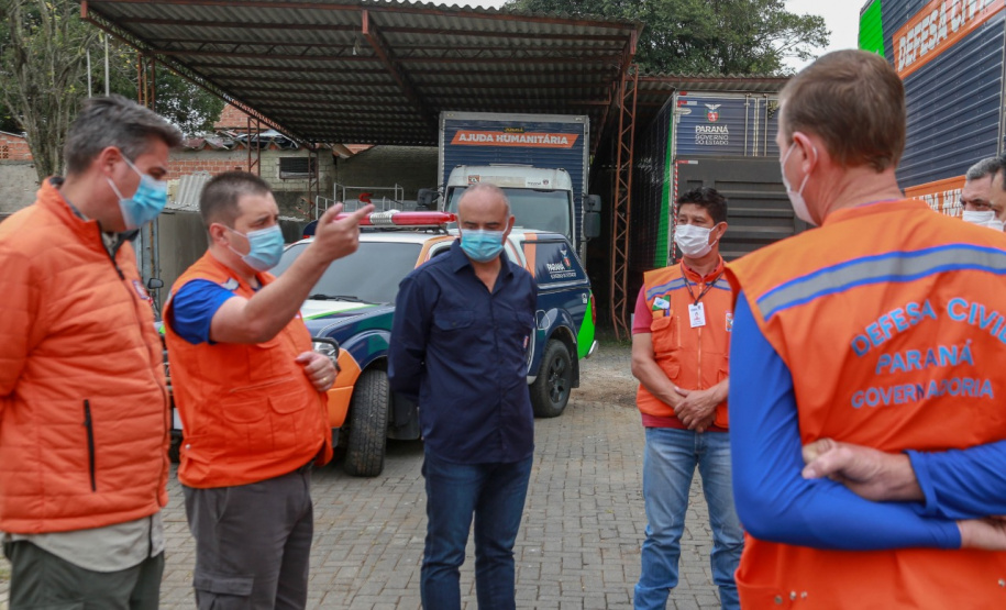 O Governo do Estado enviou 48 mil peças de roupas doadas por paranaenses para a população do Acre, atingida por fortes enchentes no mês passado. As doações foram feitas nas sedes do Corpo de Bombeiros a partir de uma ação conjunta do Poder Público e da sociedade civil. O envio foi nesta sexta-feira (19). Foto: Valdelino Pontes