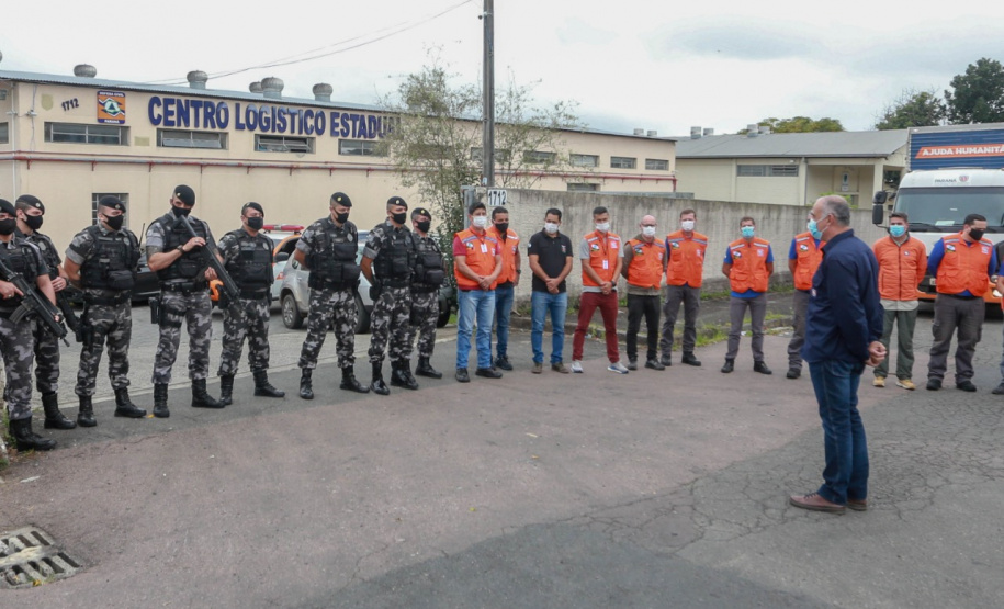 O Governo do Estado enviou 48 mil peças de roupas doadas por paranaenses para a população do Acre, atingida por fortes enchentes no mês passado. As doações foram feitas nas sedes do Corpo de Bombeiros a partir de uma ação conjunta do Poder Público e da sociedade civil. O envio foi nesta sexta-feira (19). Foto: Valdelino Pontes