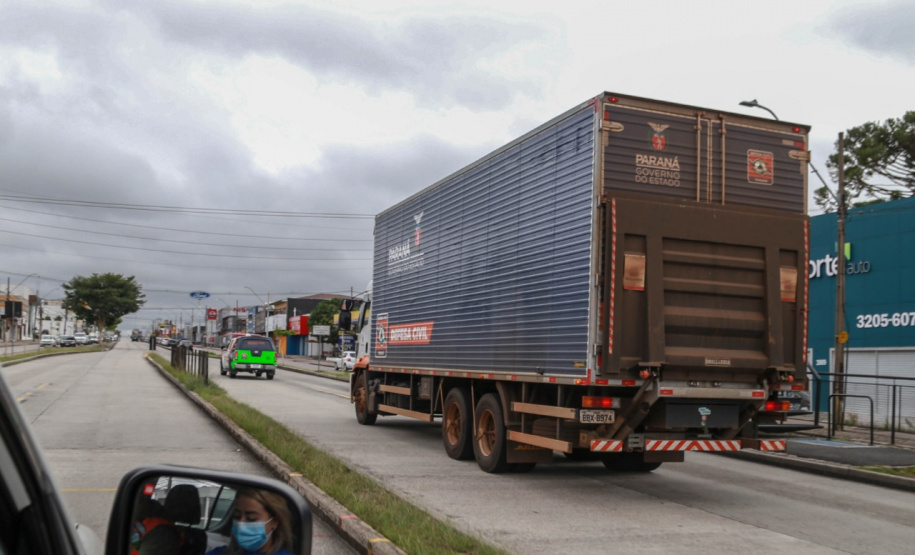 O Governo do Estado enviou 48 mil peças de roupas doadas por paranaenses para a população do Acre, atingida por fortes enchentes no mês passado. As doações foram feitas nas sedes do Corpo de Bombeiros a partir de uma ação conjunta do Poder Público e da sociedade civil. O envio foi nesta sexta-feira (19). Foto: Valdelino Pontes