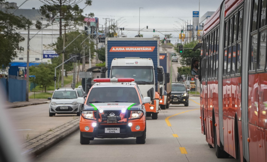 O Governo do Estado enviou 48 mil peças de roupas doadas por paranaenses para a população do Acre, atingida por fortes enchentes no mês passado. As doações foram feitas nas sedes do Corpo de Bombeiros a partir de uma ação conjunta do Poder Público e da sociedade civil. O envio foi nesta sexta-feira (19). Foto: Valdelino Pontes