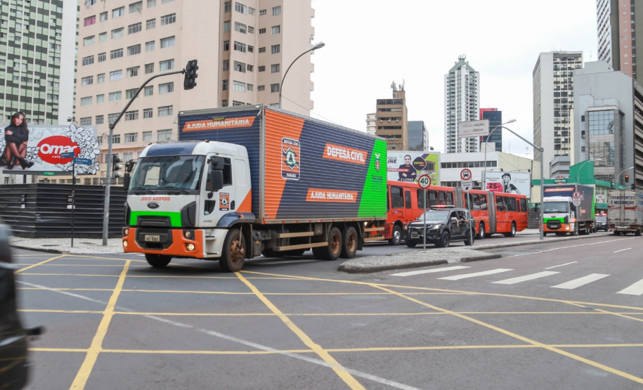 O Governo do Estado enviou 48 mil peças de roupas doadas por paranaenses para a população do Acre, atingida por fortes enchentes no mês passado. As doações foram feitas nas sedes do Corpo de Bombeiros a partir de uma ação conjunta do Poder Público e da sociedade civil. O envio foi nesta sexta-feira (19). Foto: Valdelino Pontes