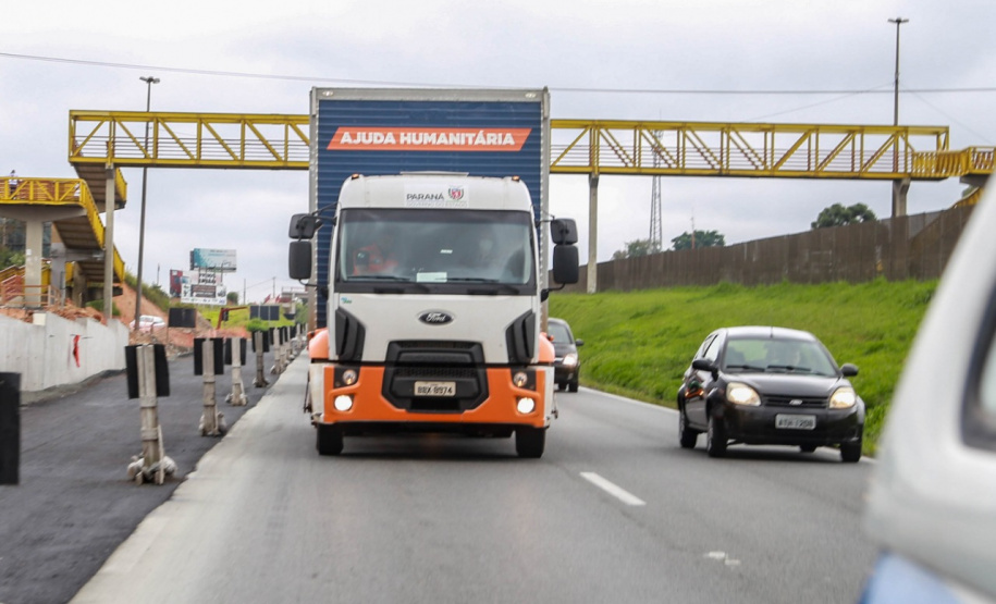 O Governo do Estado enviou 48 mil peças de roupas doadas por paranaenses para a população do Acre, atingida por fortes enchentes no mês passado. As doações foram feitas nas sedes do Corpo de Bombeiros a partir de uma ação conjunta do Poder Público e da sociedade civil. O envio foi nesta sexta-feira (19). Foto: Valdelino Pontes