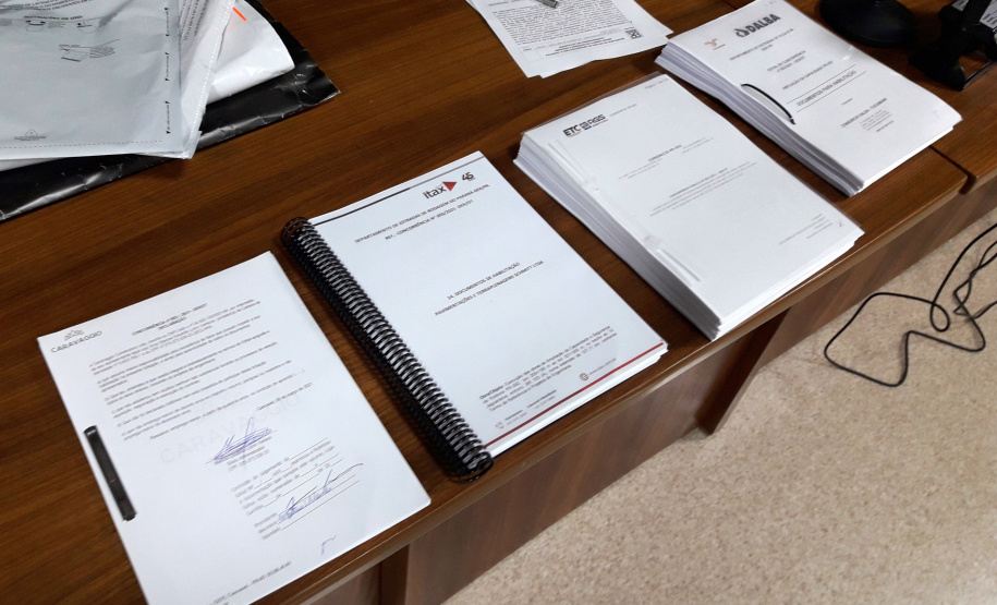 O Departamento de Estradas de Rodagem do Paraná (DER/PR) realizou nesta sexta-feira (19) aabertura dos envelopes com os documentos de habilitação das empresas disputando aexecução das terceiras faixas da PR-092, entre Jaguariaíva e Santo Antônio da Platina, daregião dos Campos Gerais ao Norte Pioneiro. - Curitiba, 19/03/2021 - Foto: Divulgação DER