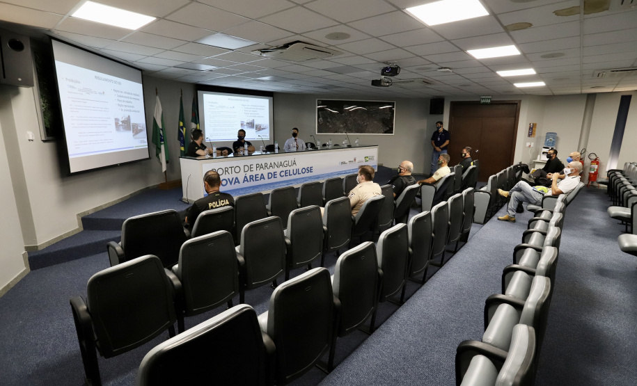 A Portos do Paraná compartilha com a Polícia Federal os dados obtidos nos 27 programas de monitoramentos ambientais. As informações colaboram com a operação ?30 Days at Sea 3.0? (30 Dias no Mar) da International Criminal Police Organization - INTERPOL. A ação envolve cerca de 60 países e tem como foco principal o combate à poluição marítima. - Curitiba, 19/03/2021 - Foto: Claudio Neves/Portos do Paraná