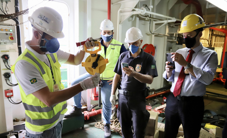 A Portos do Paraná compartilha com a Polícia Federal os dados obtidos nos 27 programas de monitoramentos ambientais. As informações colaboram com a operação ?30 Days at Sea 3.0? (30 Dias no Mar) da International Criminal Police Organization - INTERPOL. A ação envolve cerca de 60 países e tem como foco principal o combate à poluição marítima. - Curitiba, 19/03/2021 - Foto: Claudio Neves/Portos do Paraná