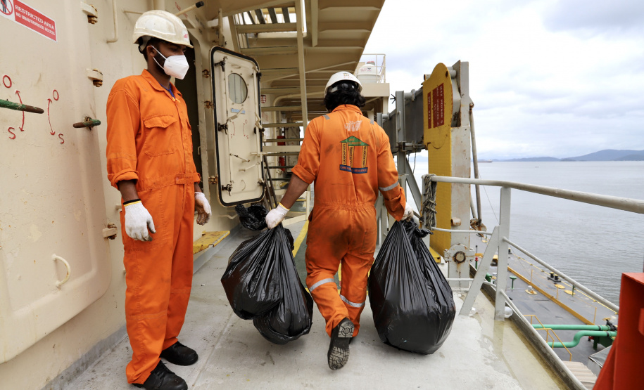 A Portos do Paraná compartilha com a Polícia Federal os dados obtidos nos 27 programas de monitoramentos ambientais. As informações colaboram com a operação ?30 Days at Sea 3.0? (30 Dias no Mar) da International Criminal Police Organization - INTERPOL. A ação envolve cerca de 60 países e tem como foco principal o combate à poluição marítima. - Curitiba, 19/03/2021 - Foto: Claudio Neves/Portos do Paraná