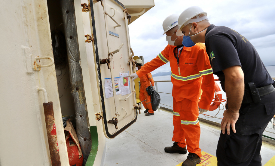 A Portos do Paraná compartilha com a Polícia Federal os dados obtidos nos 27 programas de monitoramentos ambientais. As informações colaboram com a operação ?30 Days at Sea 3.0? (30 Dias no Mar) da International Criminal Police Organization - INTERPOL. A ação envolve cerca de 60 países e tem como foco principal o combate à poluição marítima. - Curitiba, 19/03/2021 - Foto: Claudio Neves/Portos do Paraná