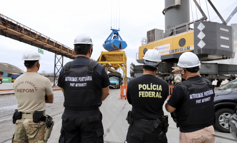 A Portos do Paraná compartilha com a Polícia Federal os dados obtidos nos 27 programas de monitoramentos ambientais. As informações colaboram com a operação ?30 Days at Sea 3.0? (30 Dias no Mar) da International Criminal Police Organization - INTERPOL. A ação envolve cerca de 60 países e tem como foco principal o combate à poluição marítima. - Curitiba, 19/03/2021 - Foto: Claudio Neves/Portos do Paraná