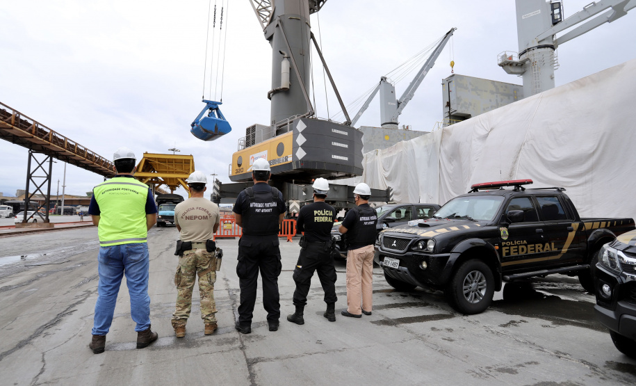 A Portos do Paraná compartilha com a Polícia Federal os dados obtidos nos 27 programas de monitoramentos ambientais. As informações colaboram com a operação ?30 Days at Sea 3.0? (30 Dias no Mar) da International Criminal Police Organization - INTERPOL. A ação envolve cerca de 60 países e tem como foco principal o combate à poluição marítima. - Curitiba, 19/03/2021 - Foto: Claudio Neves/Portos do Paraná
