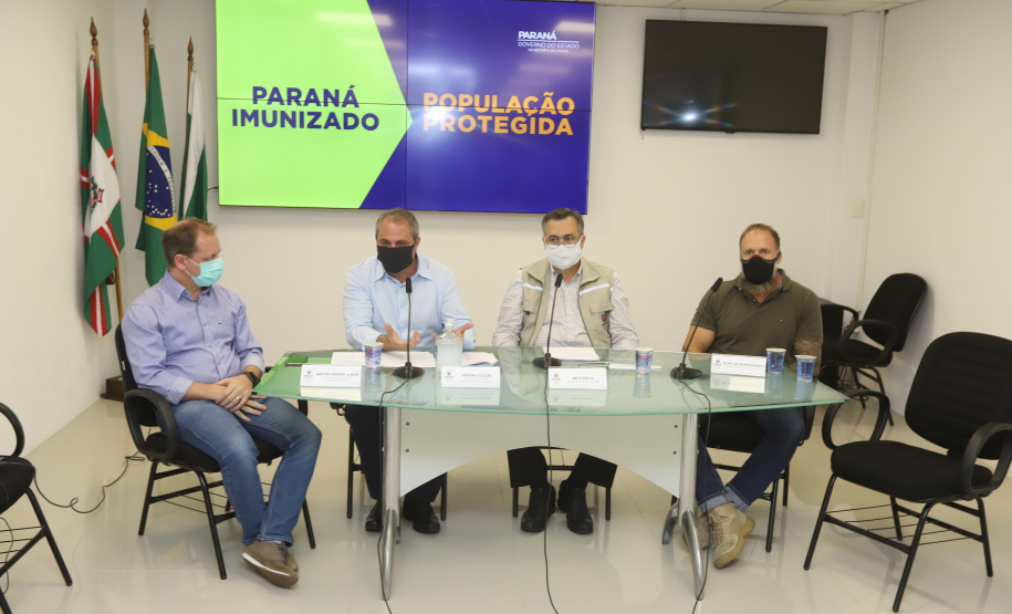 Coletiva Beto Preto O secretário estadual de Saúde, Beto Preto, atende a imprensa para explicar detalhes do Decreto 7.145/2021, publicado nesta sexta-feira (19). A normativa endurece as regras de isolamento social em municípios da Região Metropolitana de Curitiba. Na foto, o diretor geral , Werner, o prefeito Gerson Colodel e o delegado-geral da Polícia Civil do Paraná (PCPR), Silvio Jacob Rockembach . Foto: Geraldo Bubniak/AEN