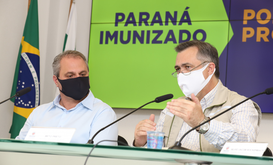 Coletiva Beto Preto O secretário estadual de Saúde, Beto Preto, atende a imprensa para explicar detalhes do Decreto 7.145/2021, publicado nesta sexta-feira (19). A normativa endurece as regras de isolamento social em municípios da Região Metropolitana de Curitiba. Foto: Geraldo Bubniak/AEN