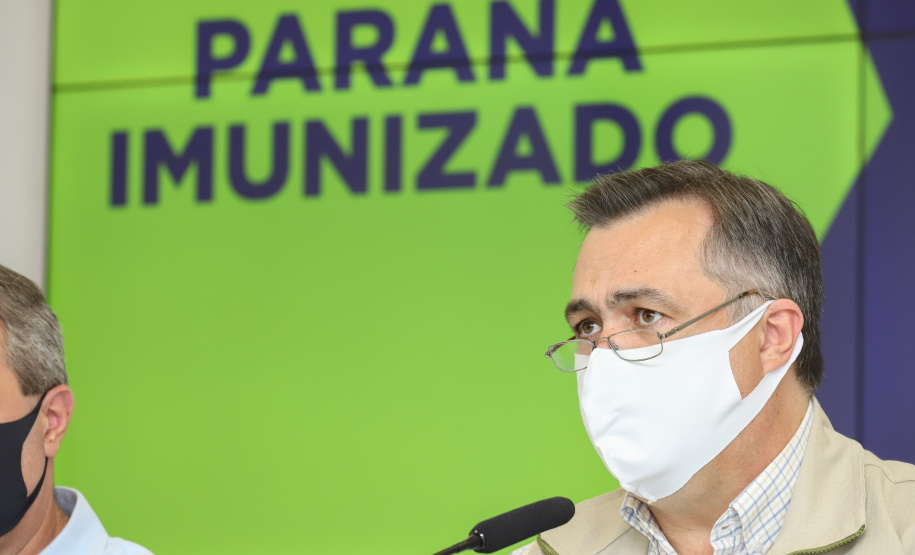 Coletiva Beto Preto O secretário estadual de Saúde, Beto Preto, atende a imprensa para explicar detalhes do Decreto 7.145/2021, publicado nesta sexta-feira (19). A normativa endurece as regras de isolamento social em municípios da Região Metropolitana de Curitiba. Foto: Geraldo Bubniak/AEN