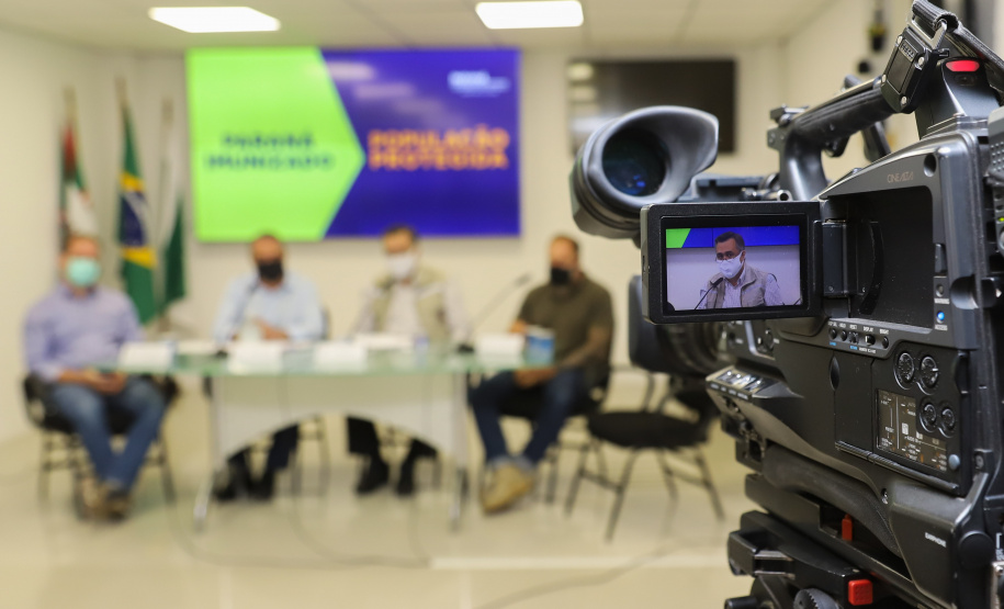 Coletiva Beto Preto O secretário estadual de Saúde, Beto Preto, atende a imprensa para explicar detalhes do Decreto 7.145/2021, publicado nesta sexta-feira (19). A normativa endurece as regras de isolamento social em municípios da Região Metropolitana de Curitiba. Foto: Geraldo Bubniak/AEN