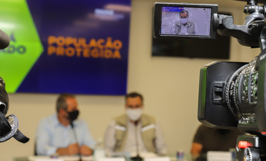 Coletiva Beto Preto O secretário estadual de Saúde, Beto Preto, atende a imprensa para explicar detalhes do Decreto 7.145/2021, publicado nesta sexta-feira (19). A normativa endurece as regras de isolamento social em municípios da Região Metropolitana de Curitiba. Foto: Geraldo Bubniak/AEN