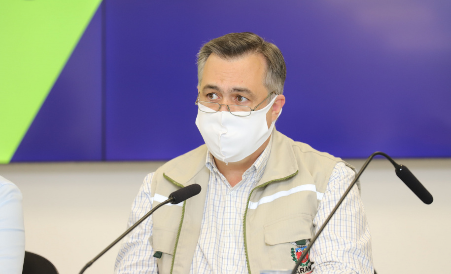 Coletiva Beto Preto O secretário estadual de Saúde, Beto Preto, atende a imprensa para explicar detalhes do Decreto 7.145/2021, publicado nesta sexta-feira (19). A normativa endurece as regras de isolamento social em municípios da Região Metropolitana de Curitiba. Foto: Geraldo Bubniak/AEN