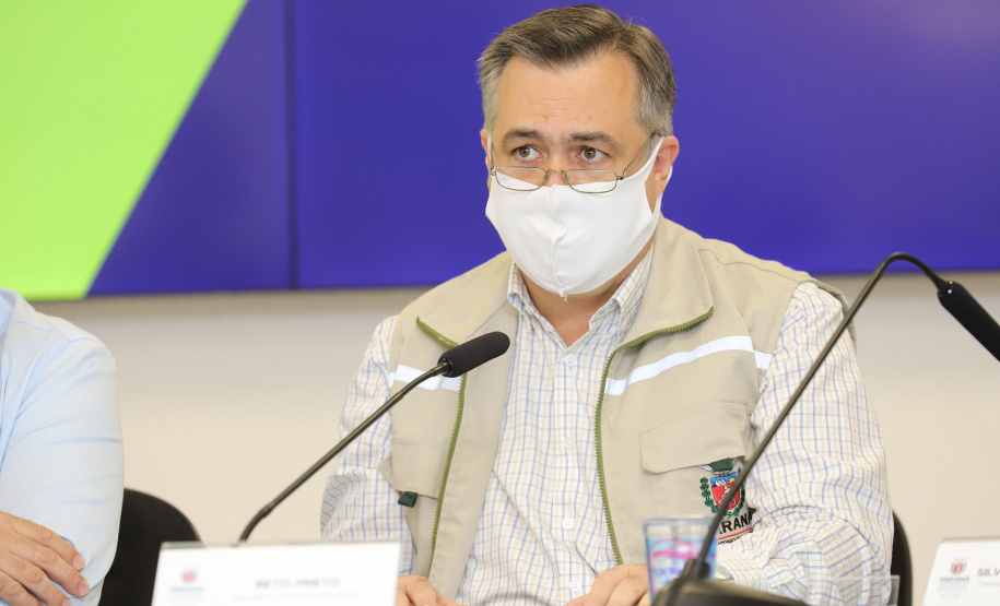 Coletiva Beto Preto O secretário estadual de Saúde, Beto Preto, atende a imprensa para explicar detalhes do Decreto 7.145/2021, publicado nesta sexta-feira (19). A normativa endurece as regras de isolamento social em municípios da Região Metropolitana de Curitiba. Foto: Geraldo Bubniak/AEN