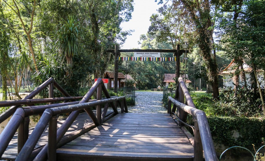 Fechamento nos finais de semana e horário reduzido durante a semana são algumas medidas adotadas pelo IAT, conforme determinações dos governos estadual e municipais. A medida atende o objetivo de conter a disseminação do coronavírus. - Na foto, Bosque Papa João Paulo II no Centro Cívico em Curitiba.  Curitiba, 19/03/2021 -  Foto: Geraldo Bubniak/ANPr