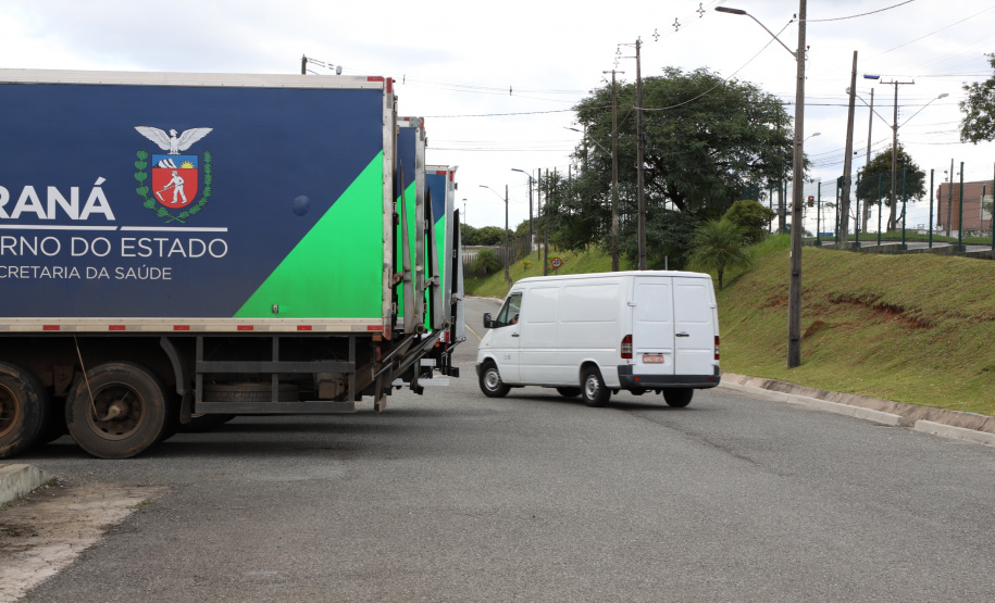 O Governo do Estado receu neste sábado (20),  mais 240.450 doses de vacinas contra o coronavírus. São 234.200 doses da Coronavac, produzida pela Sinovac e Instituto Butantan, e 6.250 do imunizante desenvolvido pela Universidade de Oxford/AstraZeneca, parte do primeiro lote fabricado pela Fundação Oswaldo Cruz (Fiocruz).  -  Curitiba, 20/03/2021  -  Foto: Ari Dias/AEN