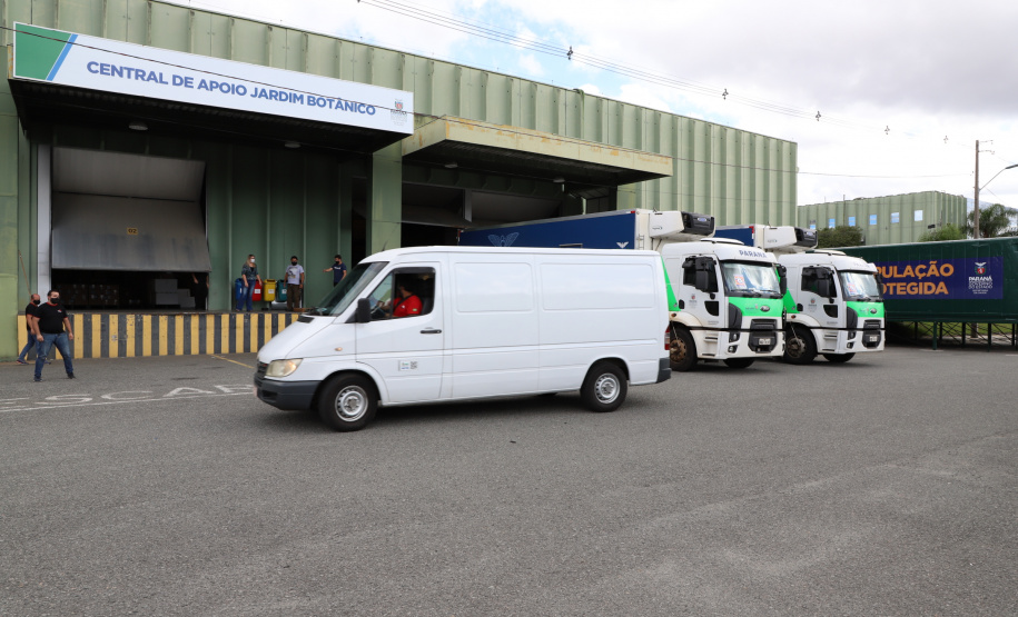 O Governo do Estado receu neste sábado (20),  mais 240.450 doses de vacinas contra o coronavírus. São 234.200 doses da Coronavac, produzida pela Sinovac e Instituto Butantan, e 6.250 do imunizante desenvolvido pela Universidade de Oxford/AstraZeneca, parte do primeiro lote fabricado pela Fundação Oswaldo Cruz (Fiocruz).  -  Curitiba, 20/03/2021  -  Foto: Ari Dias/AEN