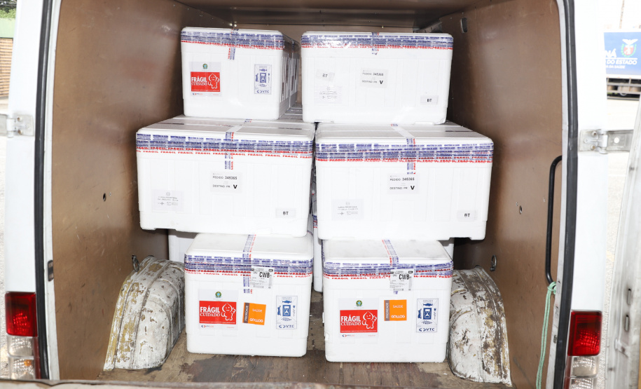 O Governo do Estado receu neste sábado (20),  mais 240.450 doses de vacinas contra o coronavírus. São 234.200 doses da Coronavac, produzida pela Sinovac e Instituto Butantan, e 6.250 do imunizante desenvolvido pela Universidade de Oxford/AstraZeneca, parte do primeiro lote fabricado pela Fundação Oswaldo Cruz (Fiocruz).  -  Curitiba, 20/03/2021  -  Foto: Ari Dias/AEN