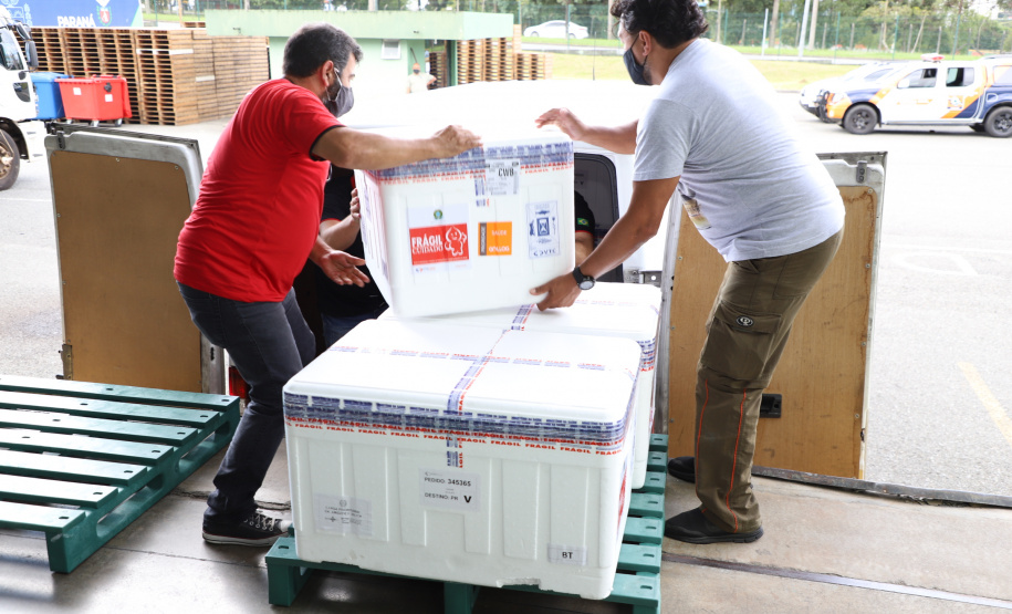 O Governo do Estado receu neste sábado (20),  mais 240.450 doses de vacinas contra o coronavírus. São 234.200 doses da Coronavac, produzida pela Sinovac e Instituto Butantan, e 6.250 do imunizante desenvolvido pela Universidade de Oxford/AstraZeneca, parte do primeiro lote fabricado pela Fundação Oswaldo Cruz (Fiocruz).  -  Curitiba, 20/03/2021  -  Foto: Ari Dias/AEN