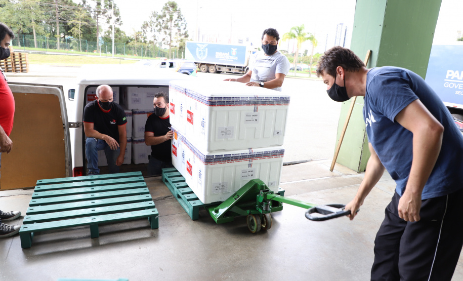 O Governo do Estado receu neste sábado (20),  mais 240.450 doses de vacinas contra o coronavírus. São 234.200 doses da Coronavac, produzida pela Sinovac e Instituto Butantan, e 6.250 do imunizante desenvolvido pela Universidade de Oxford/AstraZeneca, parte do primeiro lote fabricado pela Fundação Oswaldo Cruz (Fiocruz).  -  Curitiba, 20/03/2021  -  Foto: Ari Dias/AEN