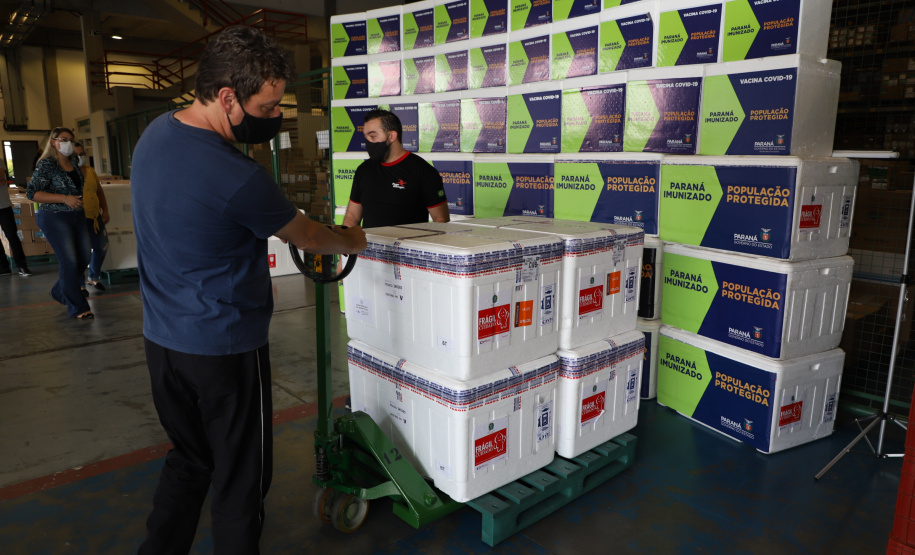 O Governo do Estado receu neste sábado (20),  mais 240.450 doses de vacinas contra o coronavírus. São 234.200 doses da Coronavac, produzida pela Sinovac e Instituto Butantan, e 6.250 do imunizante desenvolvido pela Universidade de Oxford/AstraZeneca, parte do primeiro lote fabricado pela Fundação Oswaldo Cruz (Fiocruz).  -  Curitiba, 20/03/2021  -  Foto: Ari Dias/AEN