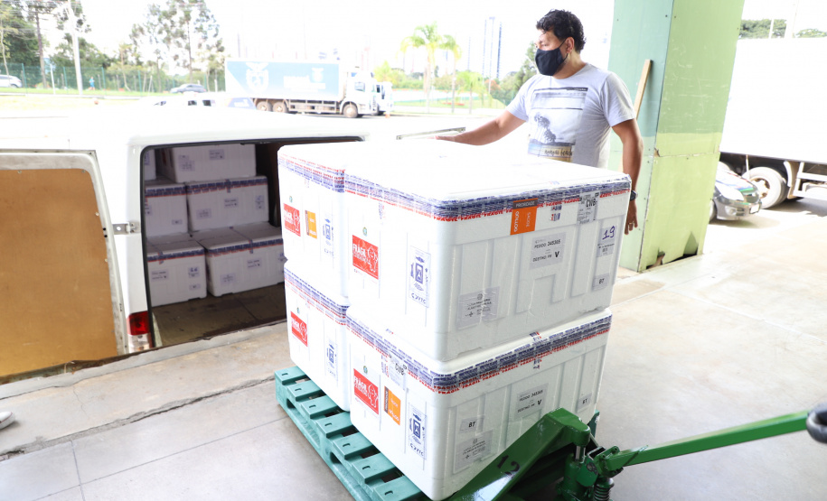 O Governo do Estado receu neste sábado (20),  mais 240.450 doses de vacinas contra o coronavírus. São 234.200 doses da Coronavac, produzida pela Sinovac e Instituto Butantan, e 6.250 do imunizante desenvolvido pela Universidade de Oxford/AstraZeneca, parte do primeiro lote fabricado pela Fundação Oswaldo Cruz (Fiocruz).  -  Curitiba, 20/03/2021  -  Foto: Ari Dias/AEN