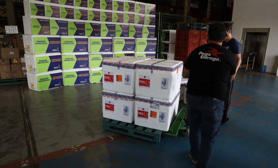O Governo do Estado receu neste sábado (20),  mais 240.450 doses de vacinas contra o coronavírus. São 234.200 doses da Coronavac, produzida pela Sinovac e Instituto Butantan, e 6.250 do imunizante desenvolvido pela Universidade de Oxford/AstraZeneca, parte do primeiro lote fabricado pela Fundação Oswaldo Cruz (Fiocruz).  -  Curitiba, 20/03/2021  -  Foto: Ari Dias/AEN