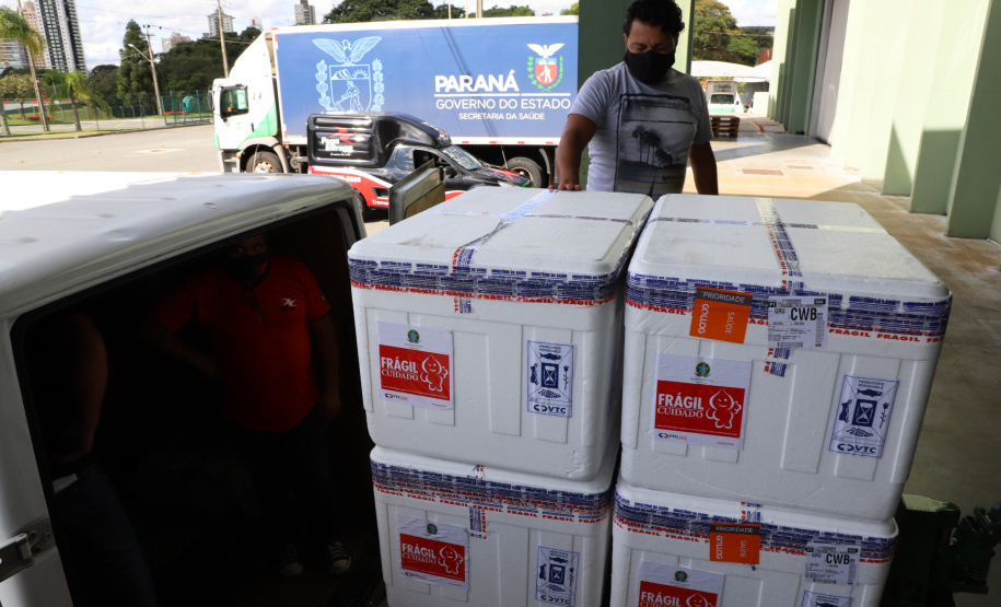 O Governo do Estado receu neste sábado (20),  mais 240.450 doses de vacinas contra o coronavírus. São 234.200 doses da Coronavac, produzida pela Sinovac e Instituto Butantan, e 6.250 do imunizante desenvolvido pela Universidade de Oxford/AstraZeneca, parte do primeiro lote fabricado pela Fundação Oswaldo Cruz (Fiocruz).  -  Curitiba, 20/03/2021  -  Foto: Ari Dias/AEN