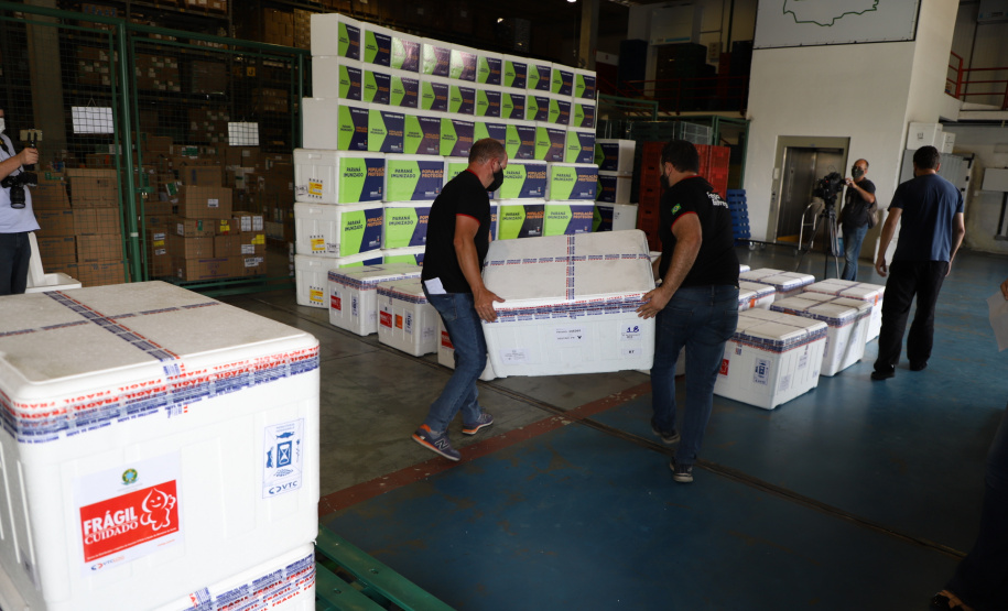 O Governo do Estado receu neste sábado (20),  mais 240.450 doses de vacinas contra o coronavírus. São 234.200 doses da Coronavac, produzida pela Sinovac e Instituto Butantan, e 6.250 do imunizante desenvolvido pela Universidade de Oxford/AstraZeneca, parte do primeiro lote fabricado pela Fundação Oswaldo Cruz (Fiocruz).  -  Curitiba, 20/03/2021  -  Foto: Ari Dias/AEN