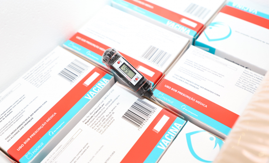 O Governo do Estado receu neste sábado (20),  mais 240.450 doses de vacinas contra o coronavírus. São 234.200 doses da Coronavac, produzida pela Sinovac e Instituto Butantan, e 6.250 do imunizante desenvolvido pela Universidade de Oxford/AstraZeneca, parte do primeiro lote fabricado pela Fundação Oswaldo Cruz (Fiocruz).  -  Curitiba, 20/03/2021  -  Foto: Ari Dias/AEN