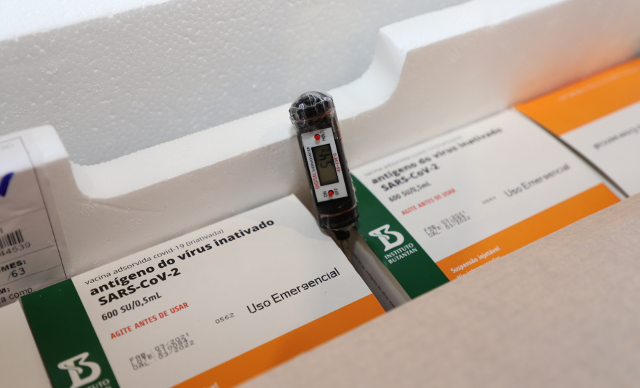 O Governo do Estado receu neste sábado (20),  mais 240.450 doses de vacinas contra o coronavírus. São 234.200 doses da Coronavac, produzida pela Sinovac e Instituto Butantan, e 6.250 do imunizante desenvolvido pela Universidade de Oxford/AstraZeneca, parte do primeiro lote fabricado pela Fundação Oswaldo Cruz (Fiocruz).  -  Curitiba, 20/03/2021  -  Foto: Ari Dias/AEN