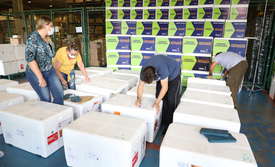O Governo do Estado receu neste sábado (20),  mais 240.450 doses de vacinas contra o coronavírus. São 234.200 doses da Coronavac, produzida pela Sinovac e Instituto Butantan, e 6.250 do imunizante desenvolvido pela Universidade de Oxford/AstraZeneca, parte do primeiro lote fabricado pela Fundação Oswaldo Cruz (Fiocruz).  -  Curitiba, 20/03/2021  -  Foto: Ari Dias/AEN