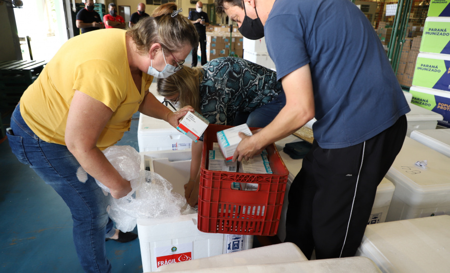O Governo do Estado receu neste sábado (20),  mais 240.450 doses de vacinas contra o coronavírus. São 234.200 doses da Coronavac, produzida pela Sinovac e Instituto Butantan, e 6.250 do imunizante desenvolvido pela Universidade de Oxford/AstraZeneca, parte do primeiro lote fabricado pela Fundação Oswaldo Cruz (Fiocruz).  -  Curitiba, 20/03/2021  -  Foto: Ari Dias/AEN