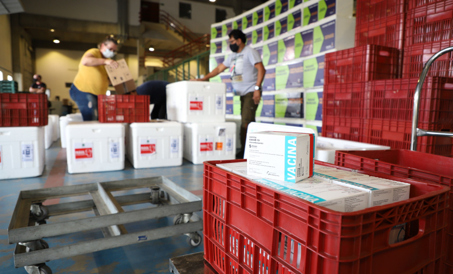 O Governo do Estado receu neste sábado (20),  mais 240.450 doses de vacinas contra o coronavírus. São 234.200 doses da Coronavac, produzida pela Sinovac e Instituto Butantan, e 6.250 do imunizante desenvolvido pela Universidade de Oxford/AstraZeneca, parte do primeiro lote fabricado pela Fundação Oswaldo Cruz (Fiocruz).  -  Curitiba, 20/03/2021  -  Foto: Ari Dias/AEN