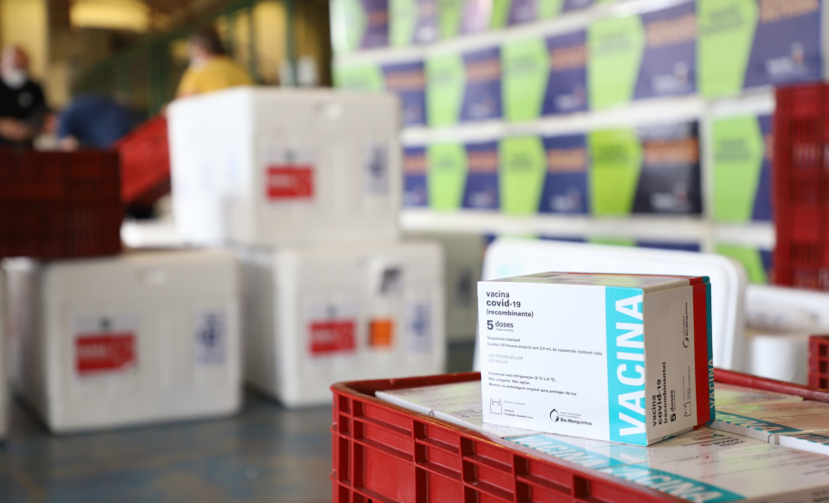 O Governo do Estado receu neste sábado (20),  mais 240.450 doses de vacinas contra o coronavírus. São 234.200 doses da Coronavac, produzida pela Sinovac e Instituto Butantan, e 6.250 do imunizante desenvolvido pela Universidade de Oxford/AstraZeneca, parte do primeiro lote fabricado pela Fundação Oswaldo Cruz (Fiocruz).  -  Curitiba, 20/03/2021  -  Foto: Ari Dias/AEN