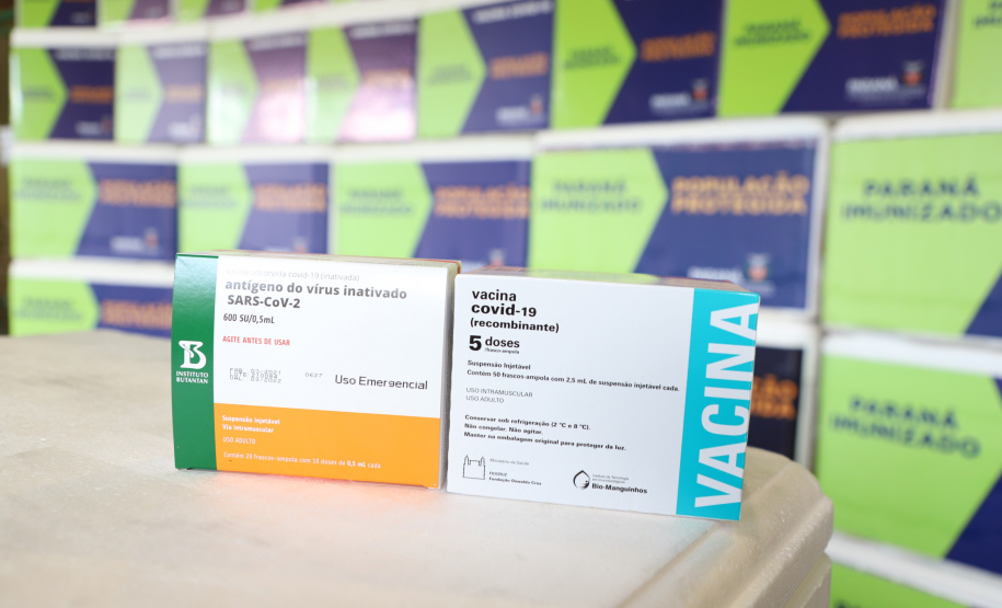 O Governo do Estado receu neste sábado (20),  mais 240.450 doses de vacinas contra o coronavírus. São 234.200 doses da Coronavac, produzida pela Sinovac e Instituto Butantan, e 6.250 do imunizante desenvolvido pela Universidade de Oxford/AstraZeneca, parte do primeiro lote fabricado pela Fundação Oswaldo Cruz (Fiocruz).  -  Curitiba, 20/03/2021  -  Foto: Ari Dias/AEN