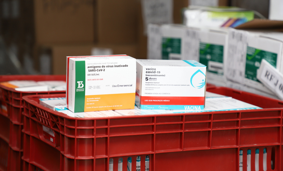 O Governo do Estado receu neste sábado (20),  mais 240.450 doses de vacinas contra o coronavírus. São 234.200 doses da Coronavac, produzida pela Sinovac e Instituto Butantan, e 6.250 do imunizante desenvolvido pela Universidade de Oxford/AstraZeneca, parte do primeiro lote fabricado pela Fundação Oswaldo Cruz (Fiocruz).  -  Curitiba, 20/03/2021  -  Foto: Ari Dias/AEN