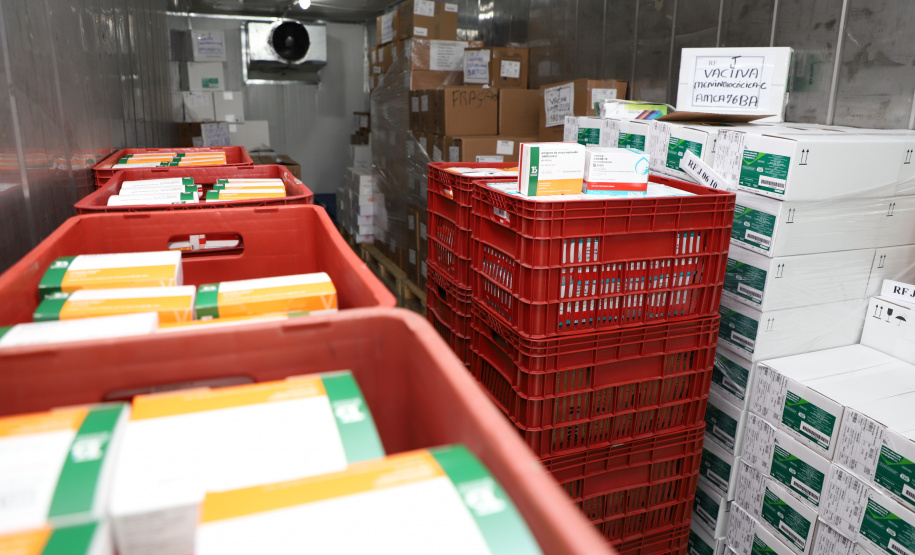 O Governo do Estado receu neste sábado (20),  mais 240.450 doses de vacinas contra o coronavírus. São 234.200 doses da Coronavac, produzida pela Sinovac e Instituto Butantan, e 6.250 do imunizante desenvolvido pela Universidade de Oxford/AstraZeneca, parte do primeiro lote fabricado pela Fundação Oswaldo Cruz (Fiocruz).  -  Curitiba, 20/03/2021  -  Foto: Ari Dias/AEN