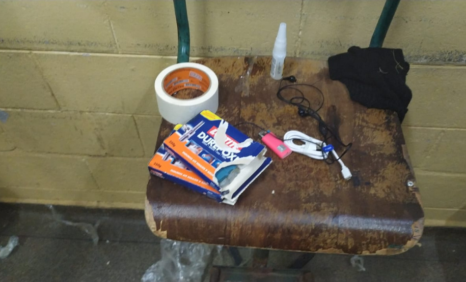 Agentes penitenciários do Grupo de Segurança Interna (GSI), com apoio da Polícia Militar, encaminharam na madrugada deste domingo (21) um homem à Delegacia após ele tentar invadir a Penitenciária Estadual de Cruzeiro do Oeste, na região Noroeste do Estado.  - Foto: Divulgação DEPEN-PR