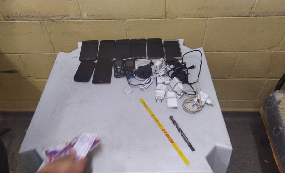 Agentes penitenciários do Grupo de Segurança Interna (GSI), com apoio da Polícia Militar, encaminharam na madrugada deste domingo (21) um homem à Delegacia após ele tentar invadir a Penitenciária Estadual de Cruzeiro do Oeste, na região Noroeste do Estado.  - Foto: Divulgação DEPEN-PR