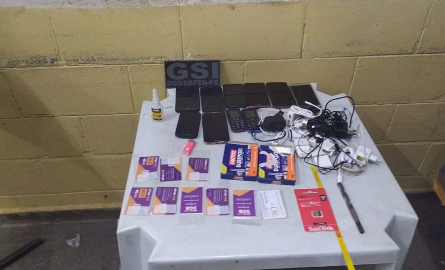 Agentes penitenciários do Grupo de Segurança Interna (GSI), com apoio da Polícia Militar, encaminharam na madrugada deste domingo (21) um homem à Delegacia após ele tentar invadir a Penitenciária Estadual de Cruzeiro do Oeste, na região Noroeste do Estado.  - Foto: Divulgação DEPEN-PR